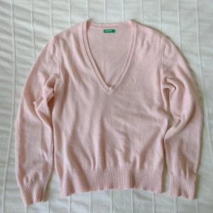 Rosa melerad finstickad/stickad tröja i ull, storlek (XS-)M, från United Colors of Benetton - Rosamelerad finstickad tröja från United Colors of Benetton. 70% Ull 20% Polyamid 10% angora. Sparsamt använd. Storlek M, men passar även andra storlekar beroende på hur man vill att den ska sitta.