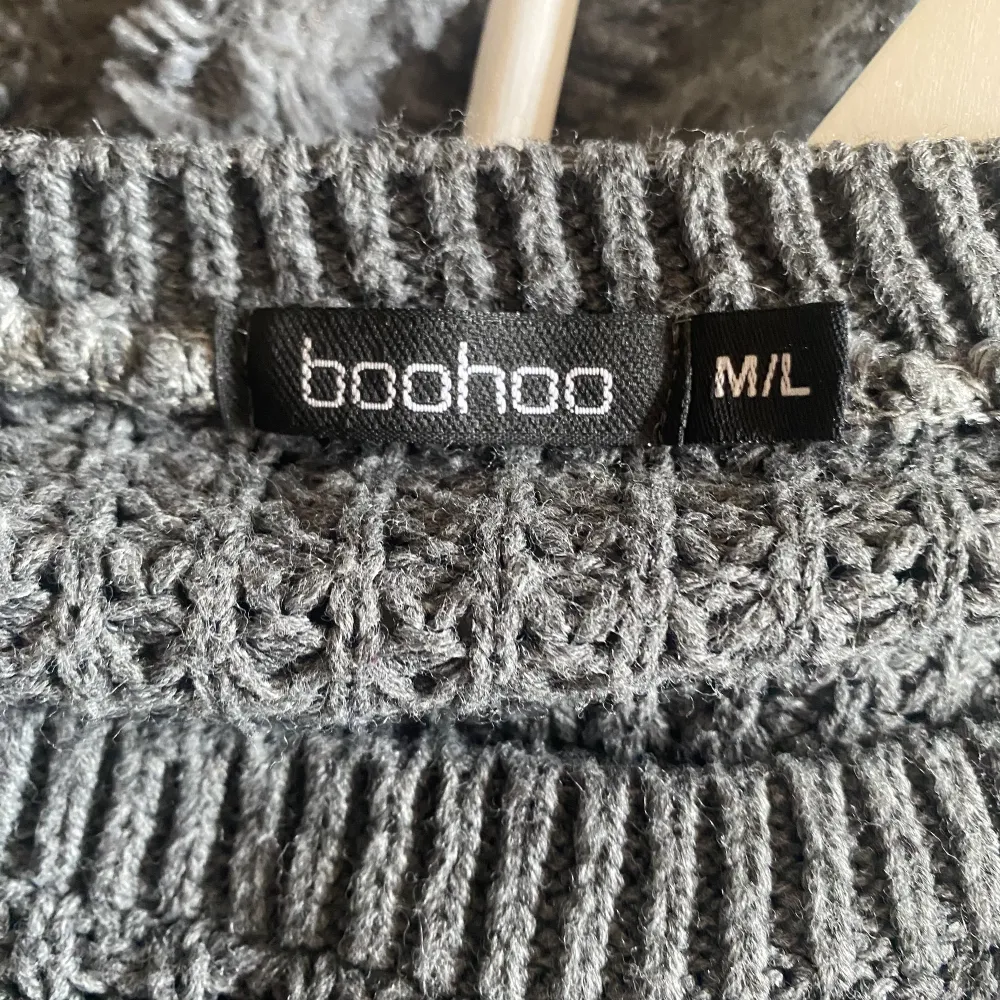 En grå stickad tröja från Boohoo i storlek M/L. Den är lite kortare i modellen och är i bra skick! Köp gärna genom köp nu💕. Tröjor & Koftor.