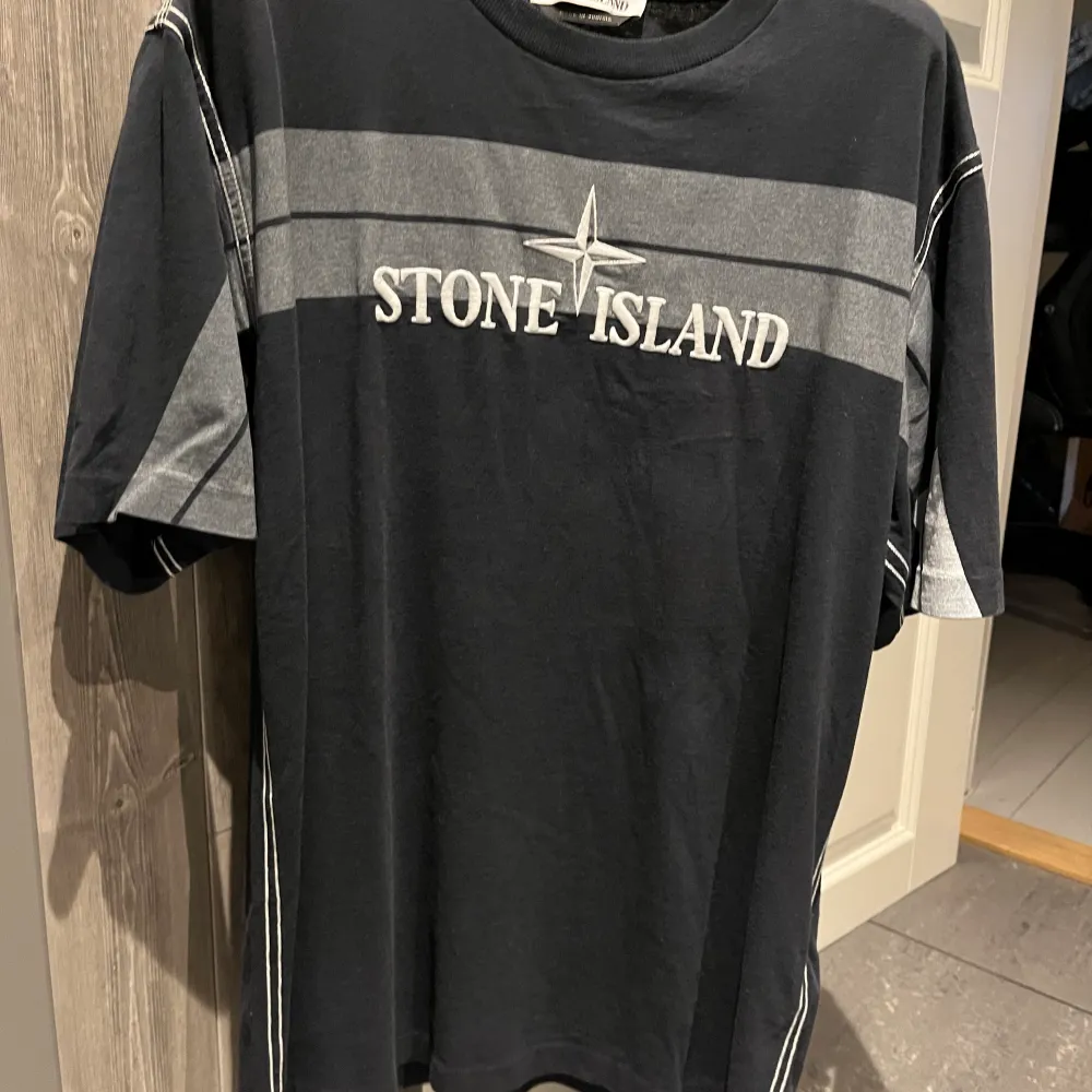 Stone island t shirt i storlek M. Köpt på stone island hemsida för runt 2500kr skick 7-8/10. Köparen står för frakt 📦 . T-shirts.