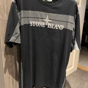 Stone island t shirt i storlek M. Köpt på stone island hemsida för runt 2500kr skick 7-8/10. Köparen står för frakt 📦 