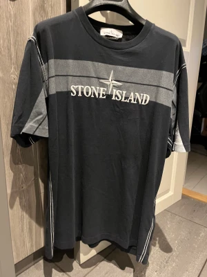 Stone island t shirt - Stone island t shirt i storlek M. Köpt på stone island hemsida för runt 2500kr skick 7-8/10. Köparen står för frakt 📦 