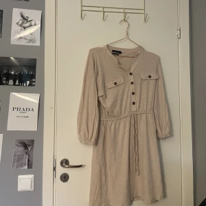 Linen långärmad klänning (beige) - Säljer denna klänning från reserved med knappar   Tröjan har används några gånger   Inga skador/fläckar   Nytt pris 199 kr mitt pris 40 kr   