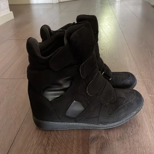 Jätte snygga Isabel marant liknande skor💗 - Isabel marant liknande skor i svart färg! Väldigt bra skick