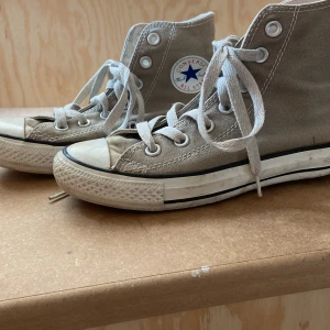 Converse - Fina beiga cinverse i st 36. Har köpt dem på en loppis så vet ej hur många gånger de varit använda men jag själv har aldrig använt dem!😊👍🏽skriv för frågor elle för fler bilder! Pris kan diskuteras.