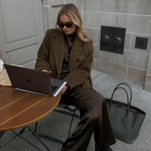 Nya satin byxor Claire Rose - Helt nya satinbyxor från Clarie Rose X NAKD i färgen brun. Finns inte att köpa längre.