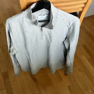 En tröja med 1/3 blixtlås, från topman