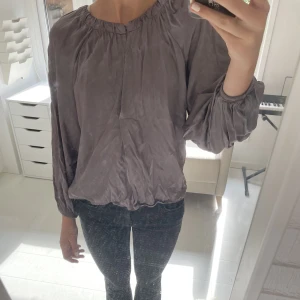 Blus - Så snygg blus från zara i jättenajs material, endast använd 2 gånger! Dm för frågor och fler bilder 🩷