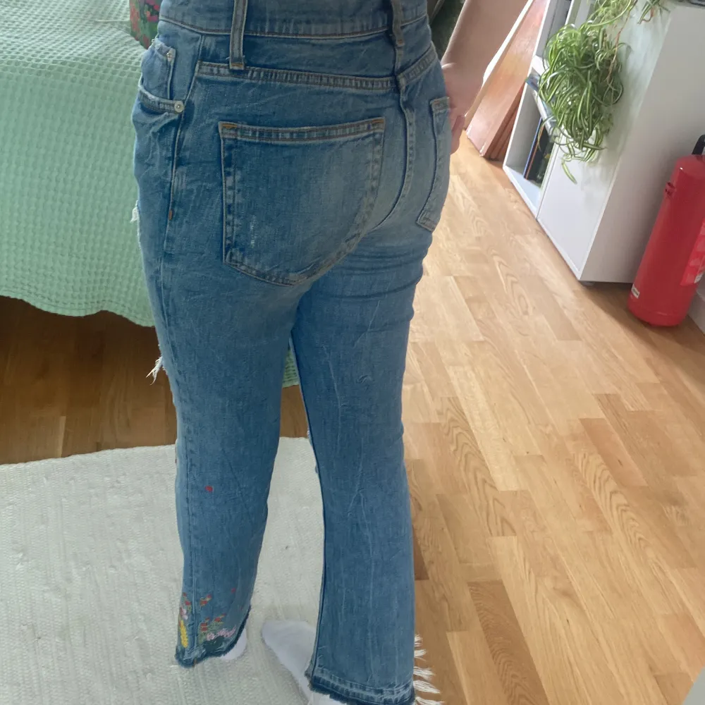 Jättesnygga!! Jeans med blommiga detaljer från zara, tror inte dom finns kvar längre. Dom är i bootcut, lite ripped (det är meningen) ser jättesnygga ut och formar sig bra efter kroppen!! ❣️. Jeans & Byxor.