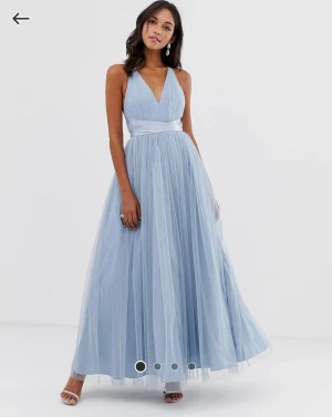 Balklänning - Balklänning som endast är använd en gång. Fint skick. Storlek 36/S från ASOS. Kan skickas eller hämtas upp. 