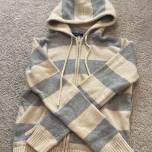 Stickad brandy Melville tröja - Stickad brandy Melville tröja, fint skick och har en väldigt bra passform!!