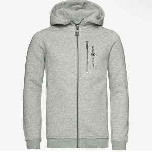 Sail racing zip hoodie  - Säljer min sail racing hoodie💕använd ett par gånger men ser ut som ny utan hål o fläckar💕pris kan diskuteras, säljer för den inte passar min stil💕
