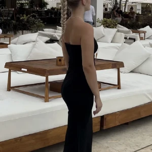 Klänning - Svart tight klänning från Gina tricot 