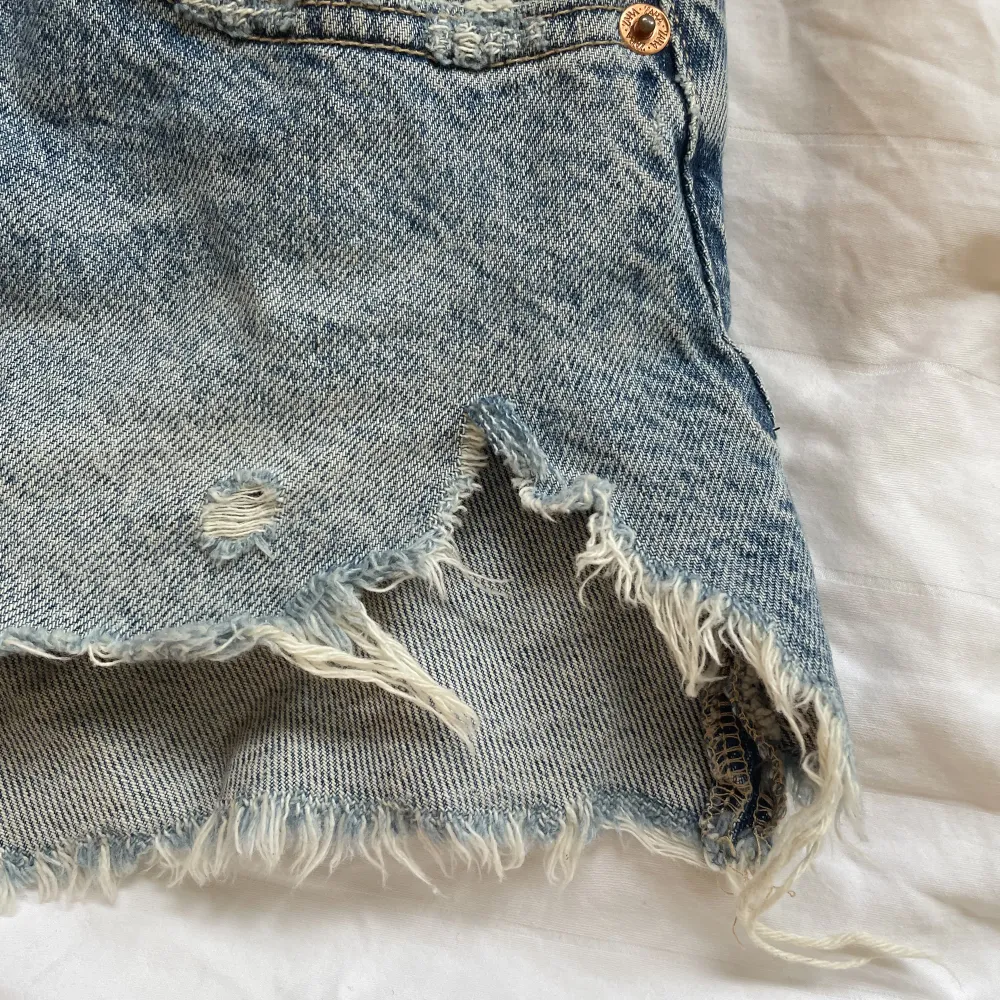 Low waist jeansshorts från zara som är helt slutsålda på hemsidan! Tyget har spruckit lite på ena sidan men går enkelt att sy ihop igen, säljer på grund av att som blivit för små🙌🏻💕. Shorts.