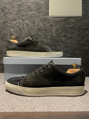 Lanvin skor  - Hej! Säljer nu dessa superfina lanvin skor. Skorna är i använt skick 6,5/10. Box och dustbag medföljer. Uk 10 passar 44-45