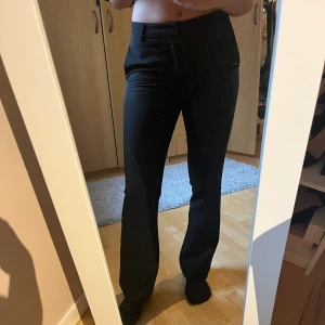 Bootcut kostymbyxor - Kostymbyxor i bootcut och lowwaist från bikbok, slutsålda! I storlek S. Kolla in mina andra annonser också, bra priser!