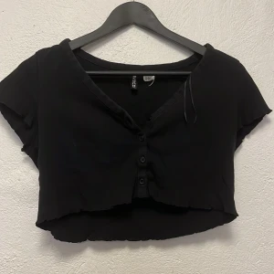 Croppad  tröja  - Croppad tröja, liten i storlek. Använd men i bra skick. 