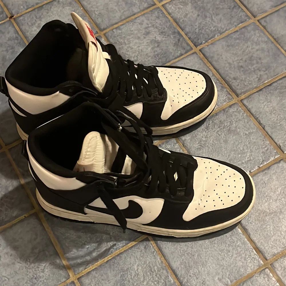 Nike dunk panda high! Väldigt bra skick! Säljer för dem är för små.. Skor.