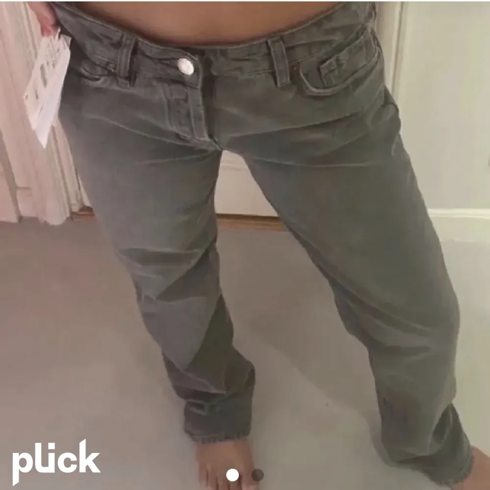 !lånad bild! Säljer mina midrise jeans från zara som tyvärr blivit för små. Storlek 38 men insydda i midjan så sitter mer som en 36💞. Jeans & Byxor.