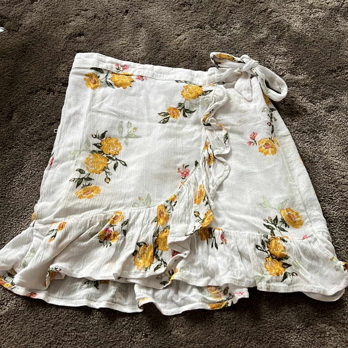  vit kjol med gula blommor på! 