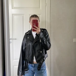 Skinnjacka  - Skinnjacka från zara💗köparen står för frakten