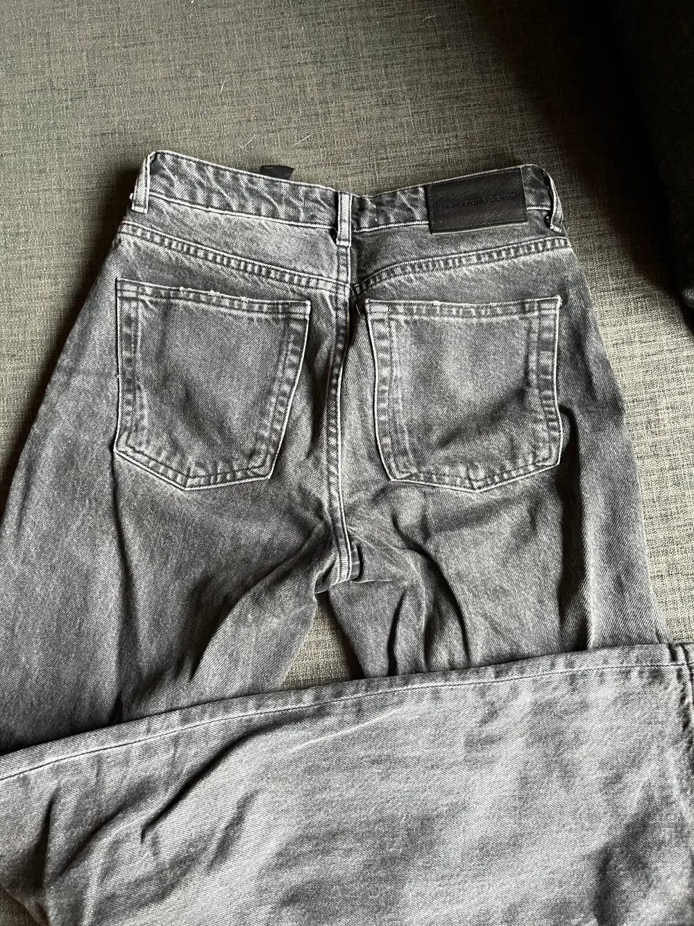 Säljer dessa svarta jeans från zara då jag inte använder de längre💖. Jeans & Byxor.