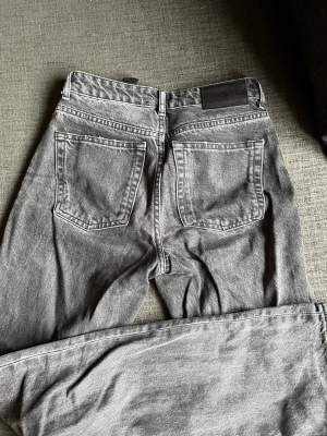 Säljer dessa svarta jeans från zara då jag inte använder de längre💖