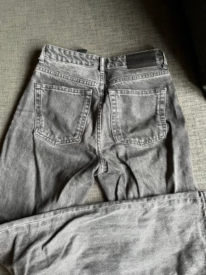 Svarta zara jeans  - Säljer dessa svarta jeans från zara då jag inte använder de längre💖