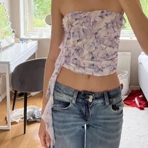 Mesh tubetopp - Tubetopp i mesh-tyg (två lager så inte genomskinlig) med abstrakta blommor och fjärilar på🌸 nypris ca 250kr