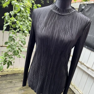 Superfin Blus från Ginatricot  - Superfin blus från Ginatricot  Färg: svart.  Tunt och skönt material Ej använd