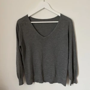 Grå långärmad tröja - Cool tröja som är köpt på sample sale men märket är okänt! Jättemjukt material och snygg passform 🤩 vid snabb affär kan priset diskuteras! 