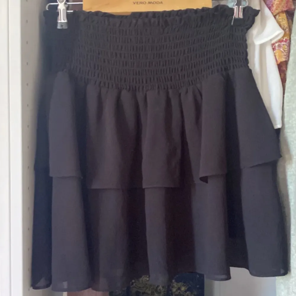 Säljer min svarta Chelsea kjol då den inte längre används💘 (tog bilden från Plick). Kjolar.