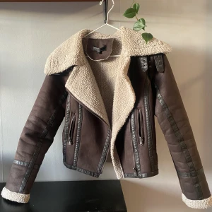 Vinter/ höstjacka från Topshop!  - Vinter/vårjacka från topshop i mockaimitation! Supersnygg och sparsamt använd!