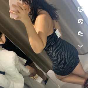 Klänning  - Säljer nu min jätte fina klänning från h&m som jag endast använt 1 gång under nyår. Säljer på grund av att den inte kommer till användning trots att den är super fin. Ny pris 150