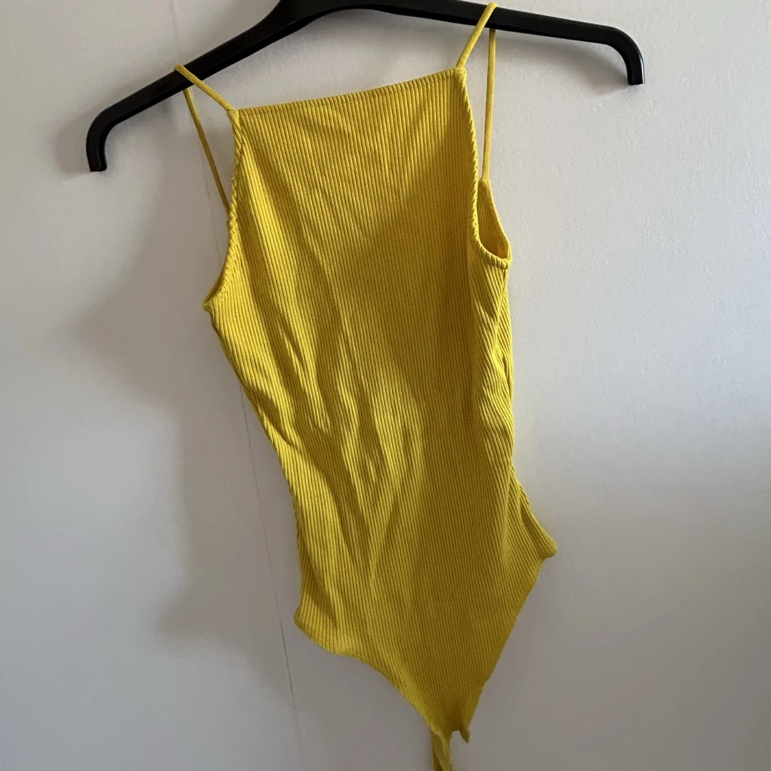 Gul body med öppen rygg