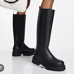 Stövlar - Säljer dessa stövlar från Monki i Toppenskick. Nypris 699kr. Skriv för egna bilder☺️