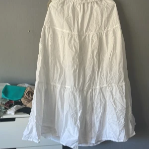 Lång volang kjol - Nypris 399, säljer för 150. Från Ginatricot storlek M + frakt. 