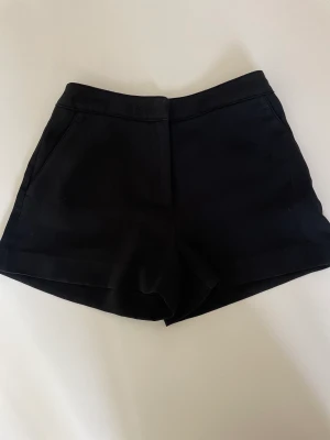 Kostymshorts  - Svarta short i kostymmaterial, fint skick! 