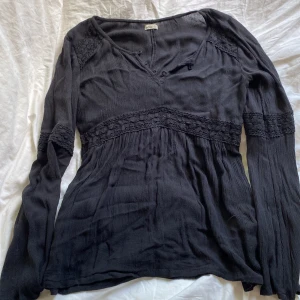 Svart blus - Säljer denna jättefina blusen från hollister då den tyvärr inte passar mig💕💕