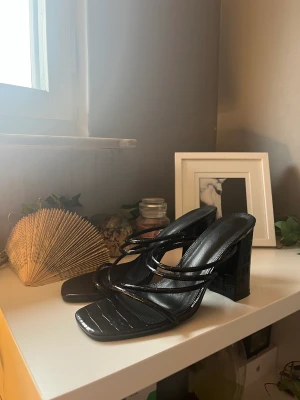 Klackskor - Fina klackskor som är oanvända, strlk 41/40 men passar mig som har strlk 40