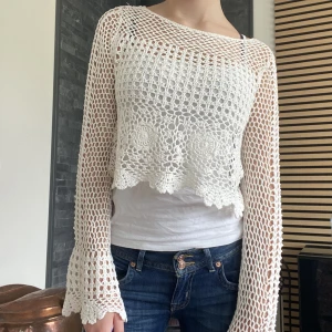 Virkad topp - Säljer denna virkade toppen som jag köpt på ett secondhand men märket är h&m! Säljer då den inte är min stil. Den är i bra skick, inga synliga defekter:) Köparen står för frakt. Kolla gärna min profil för liknande o annat 💓