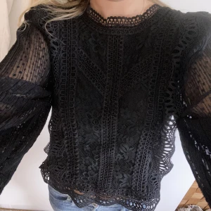 Svart blus - Super söt svart blus i nyskick, köpte för 629 kr och den sitter så fint på. Storlek 36 men skulle säga att den passar både 34 och 38 också💞 350+ frakt