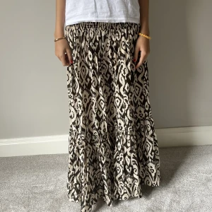 Zara lång kjol  - Säljer denna jätte fina långkoken ifrån zara. Har aldrig använt har även kvar prislapp på. Säljer pågrund av att den inte kommer till andhämtning men passar perfekt till middagar. 💗💗💗