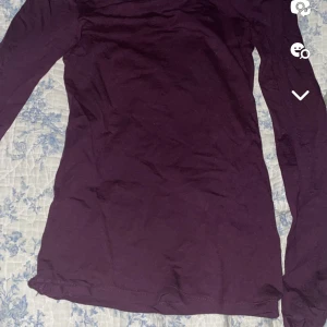 Långärmad tröja  - Säljer en helt ny långärmad tröja osäker vart den är ifrån då jag fick av min kompis i present o aldrig riktigt anvönt den 💕