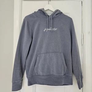 Hollister hoodie - Supersnygg hoodie från hollister i fint skick! Köpt för ca 500 kr❤️