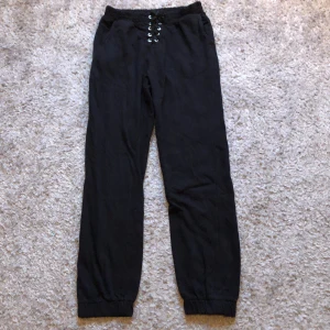 Svarta mjukisbyxor med snöre💕 - Svarta mjukisbyxor från Kappahl med snöre (som man inte behöver knyta)bra skick😊