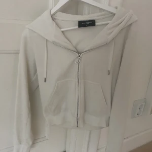 Juice couture kofta - Säljer nu denna kofta helt oanvänd i storlek M