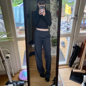 Randiga kostymbyxor  - Jättefina randiga kostymbyxor! Köpta secondhand, vet inte vart dom kommer från. Vet inte storleken häller med skulle gissa på 36/38, jag är vanligtvis 34 och dom sitter lågmidjat på mig