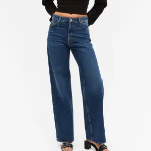 Säljer dessa högmidjade wide Monki Yoko jeans i mörkare blå eftersom de blivit för små för mig, därav ingen bild där jag bär dom. Använda endast en gång, ser helt nya och oanvända ut! Priset kan diskuteras, skriv vid behov av fler bilder!