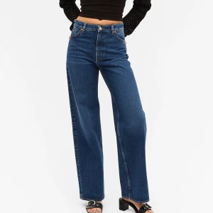 Monki jeans - Säljer dessa högmidjade wide Monki Yoko jeans i mörkare blå eftersom de blivit för små för mig, därav ingen bild där jag bär dom. Använda endast en gång, ser helt nya och oanvända ut! Priset kan diskuteras, skriv vid behov av fler bilder!