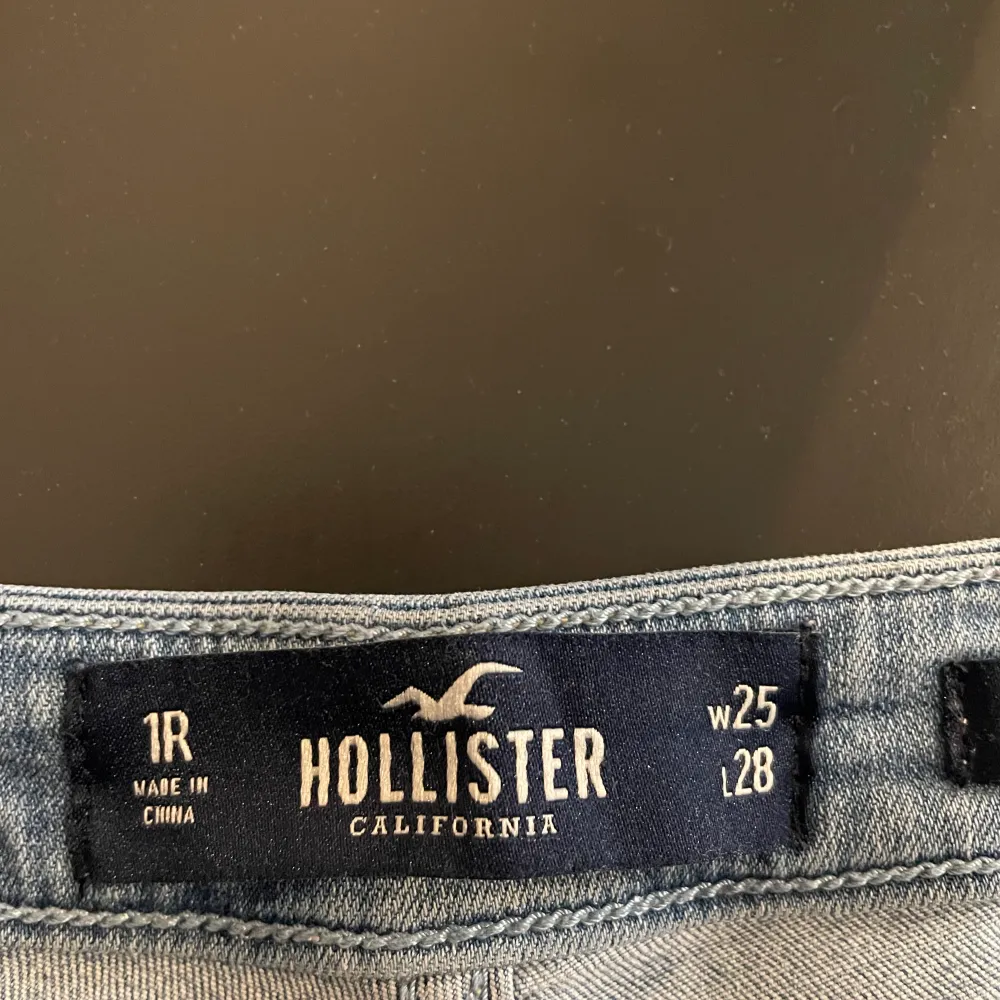 Lågmidjade skinnyjeans från Hollister. Midjemått 25. Använda ett fåtal gånger, som nya.. Jeans & Byxor.